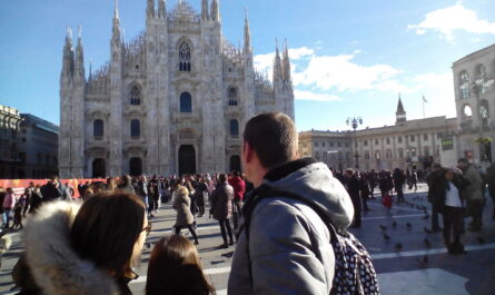 Selfie Mirando Il Duomo de Milán