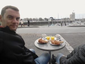 Desayunando junto al puerto de La Rochelle
