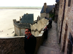 Admirando las vistas desde las murallas del Mont Saint Michel