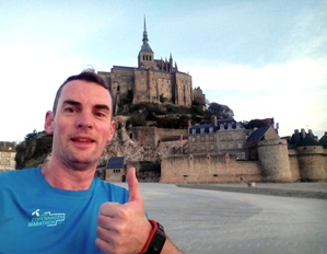 Selfie haciendo running por el Mont Saint Michel