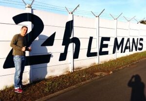 Postureando en un muro con el logo de las 24 horas de Le Mans