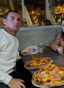 Pizza y cerveza en el barco de Budapest