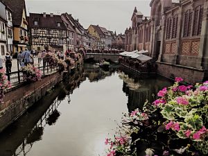 Canal de la pequeña Venecia de Colmar en Alsacia
