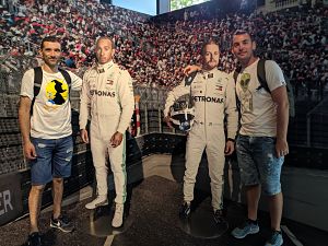 Foto con maniquí de Lewis Hamilton y Valtteri Bottas
