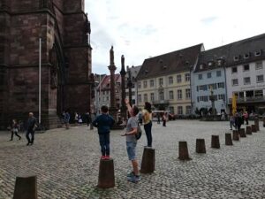 Admirando la catedral de Friburgo desde la plaza