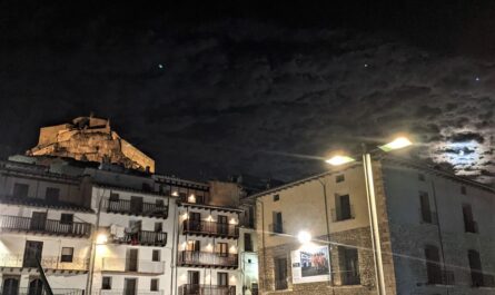 Foto nocturna del castillo de Morella