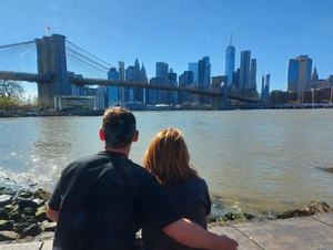 Admirando el Skyline de Nueva York tranquilos por rellenar el registro de viajeros del ministerio de exteriores