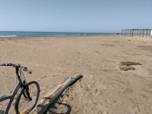 Bicicleta aparcada en la playa de Migjorn