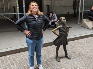 Silvia con la niña sin miedo frente a Wall Street
