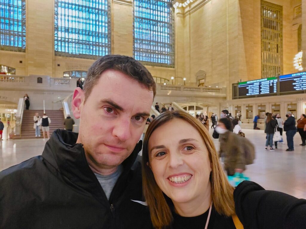 Selfie de necesitamos viajar en Grand Central Terminal