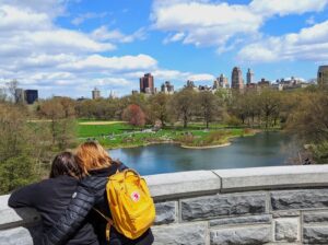 Admirando las vistas desde el Castillo Belvedere en Central Park