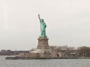 Vistas de la estatua de la Libertad desde el ferry a Staten Island.