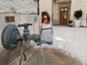 Mirando una fuente de agua que hay en un patio del hotel grand dieu de Lyon