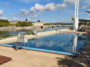 Vistas de la piscina olímpica que hay junto al Ródano en Lyon