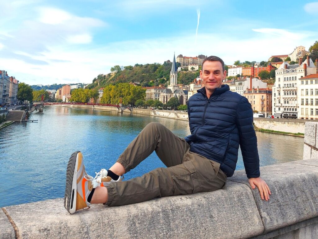 Postureando en uno de los muchos puentes de Lyon