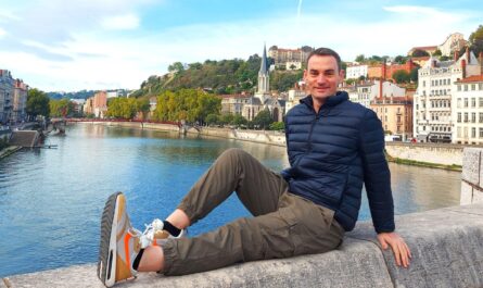 Postureando en uno de los muchos puentes de Lyon