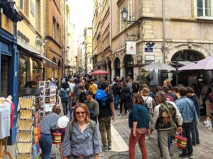Rue de Saint Jean de Lyon, llena de gente