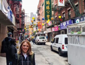 Admirando los encantos de China town en Nueva York.