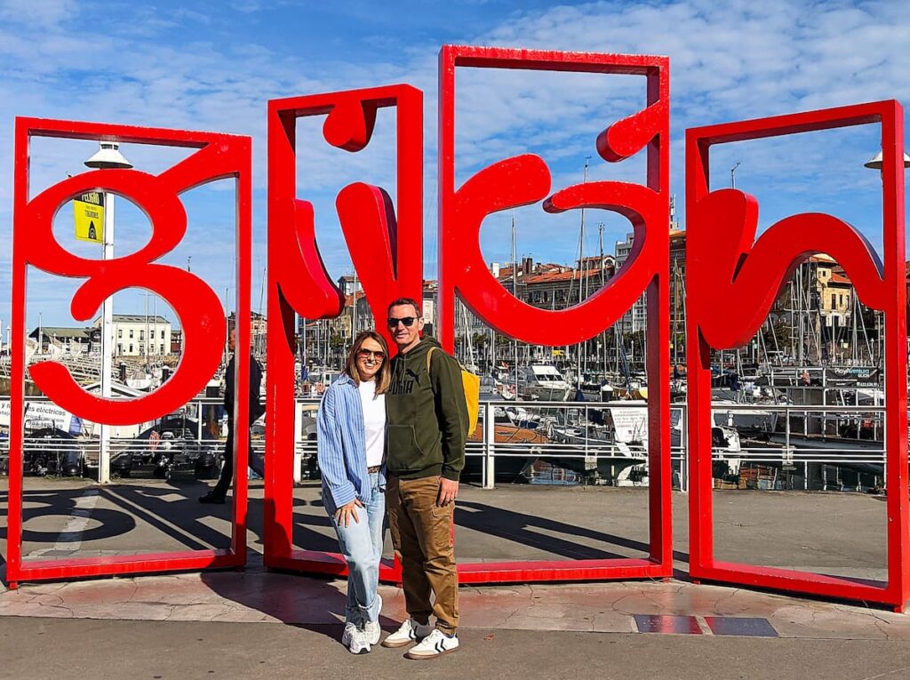 Foto de pareja en las letronas de Gijón ubicadas al puerto