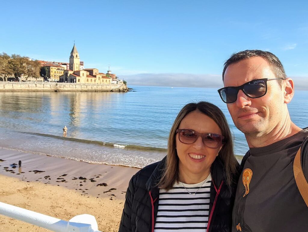 Selfie en el Paseo de San Lorenzo con la iglesia de San Pedro al fondo