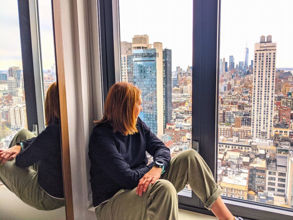 Admirando las vistas de Nueva York desde nuestra habitacion de hotel