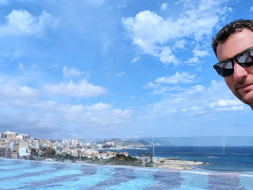 Selfie desde la azotea de Be Line Apartments con vistas panorámicas de Villajoyosa