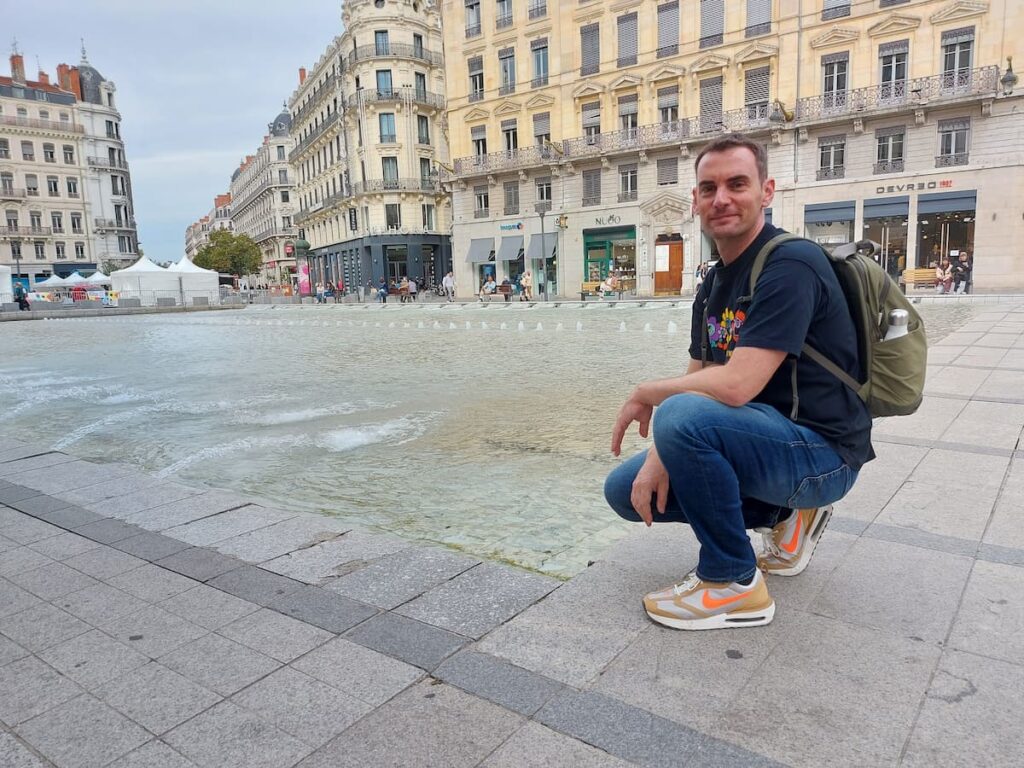 Callejando tranquilamente por la ciudad con la tranquilidad de un seguro de viajes.
